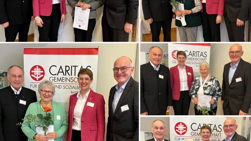 Ehrung langjährige Mitglieder Langjährige Mitglieder der Caritas-Gemeinschaft vor einem Aufsteller mit dem Logo der Organisation.