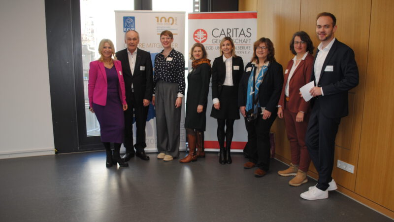 Abgebildete Personen von links nach rechts: Marina Fink, Caritas-Haus St. Barbara; Prälat Bernhard Piendl, Landescaritasdirektor; Claudia Hauck, Caritas-Gemeinschaft Bayern; Anna Pabst, Kath. Krankenhausverband Bayern; Sonja Stopp, Bayerisches Staatsministerium für Gesundheit, Pflege und Prävention; Elisabeth Linseisen, Kath. Pflegeverband; Gertraud Mayer, Hilfe im Alter; Tim Lauth, Moderator