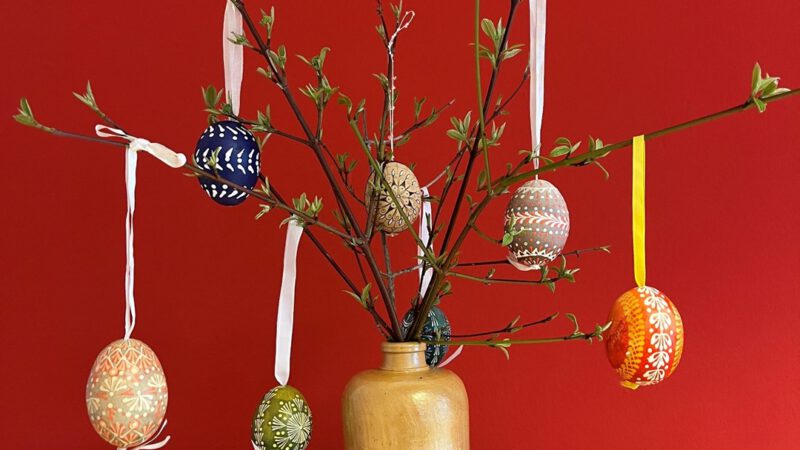 Ostergruß Caritas-Gemeinschaft Ein Osterstrauß, der mit bunten Eiern dekoriert wurde.