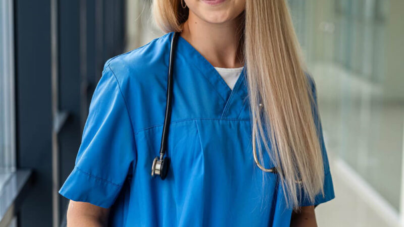 nurse_care_apprentice Junge Pflegefachkraft Schülerin Azubi