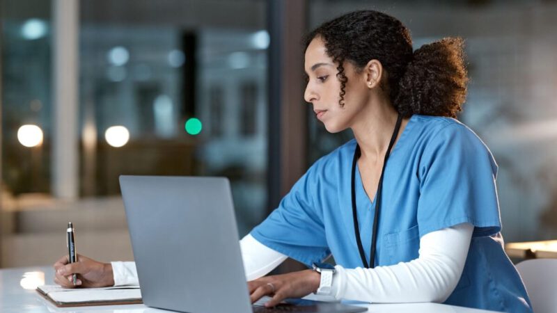 arbeitende-pflegerin Arbeitende Pflegerin