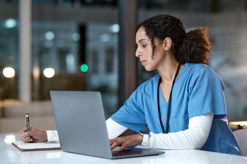 Arbeitende Pflegerin