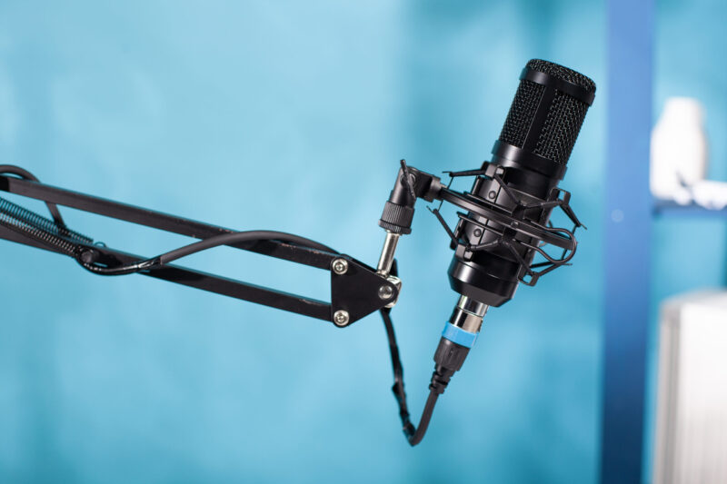 Mikrophon für einen Podcast vor blauem Hintergrund