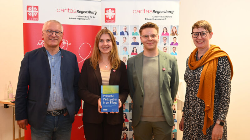 Präsentation des Fachbuchs „Politische Partizipation in der Pflege“ (v.li.): Diözesan-
Caritasdirektor Michael Weißmann, Pflegepädagogin und Fachbuchautorin Hannah
Igl, Pflegepädagoge und Fachbuchautor Johannes Lichtenegger, Claudia Hauck,
Geschäftsführerin Caritas-Gemeinschaft Bayern. (Foto: Lea Grosser)