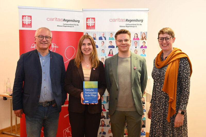 Präsentation des Fachbuchs „Politische Partizipation in der Pflege“ (v.li.): Diözesan-
Caritasdirektor Michael Weißmann, Pflegepädagogin und Fachbuchautorin Hannah
Igl, Pflegepädagoge und Fachbuchautor Johannes Lichtenegger, Claudia Hauck,
Geschäftsführerin Caritas-Gemeinschaft Bayern. (Foto: Lea Grosser)