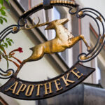 Historisches Schild einer Apotheke