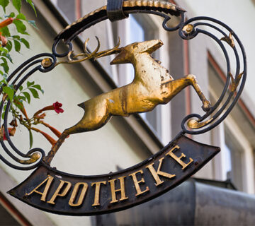 Historisches Schild einer Apotheke