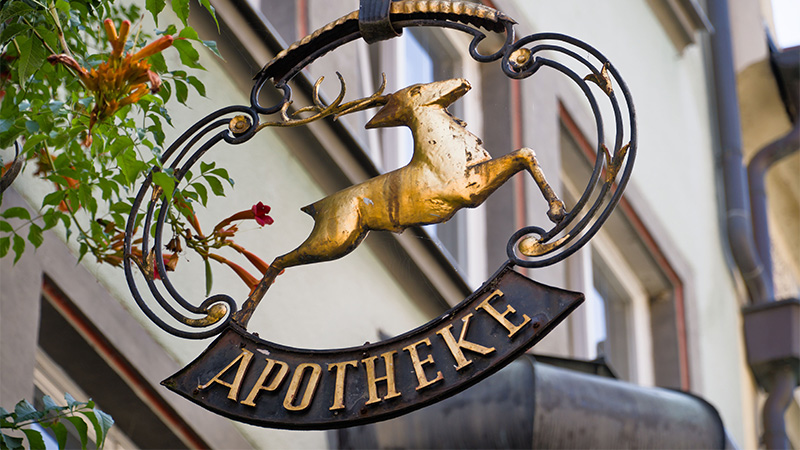 Historisches Schild einer Apotheke